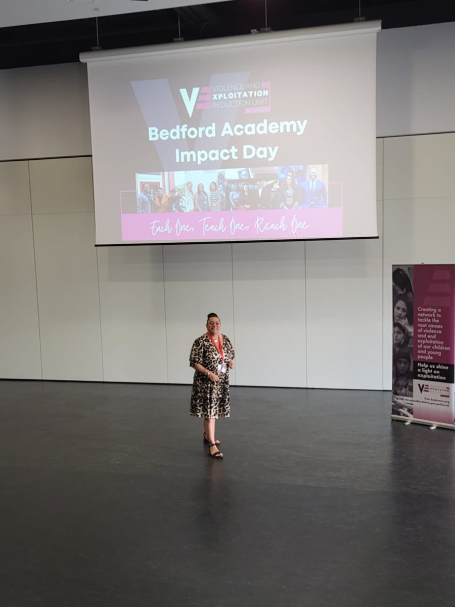 BedsVEPP's tweet photo. ✨YIS IN ACTION✨
Our Youth Intervention Specialist Team are delivering Summer Safety presentations and workshops @Bedford_Academy today…and as you can tell, they’re buzzing to ‘bee’ there 🐝
#summersafety #inform #advice #partnersagainstcrime #VERUvillage #EachOneReachOne https://t.co/z4lIMrK7BD