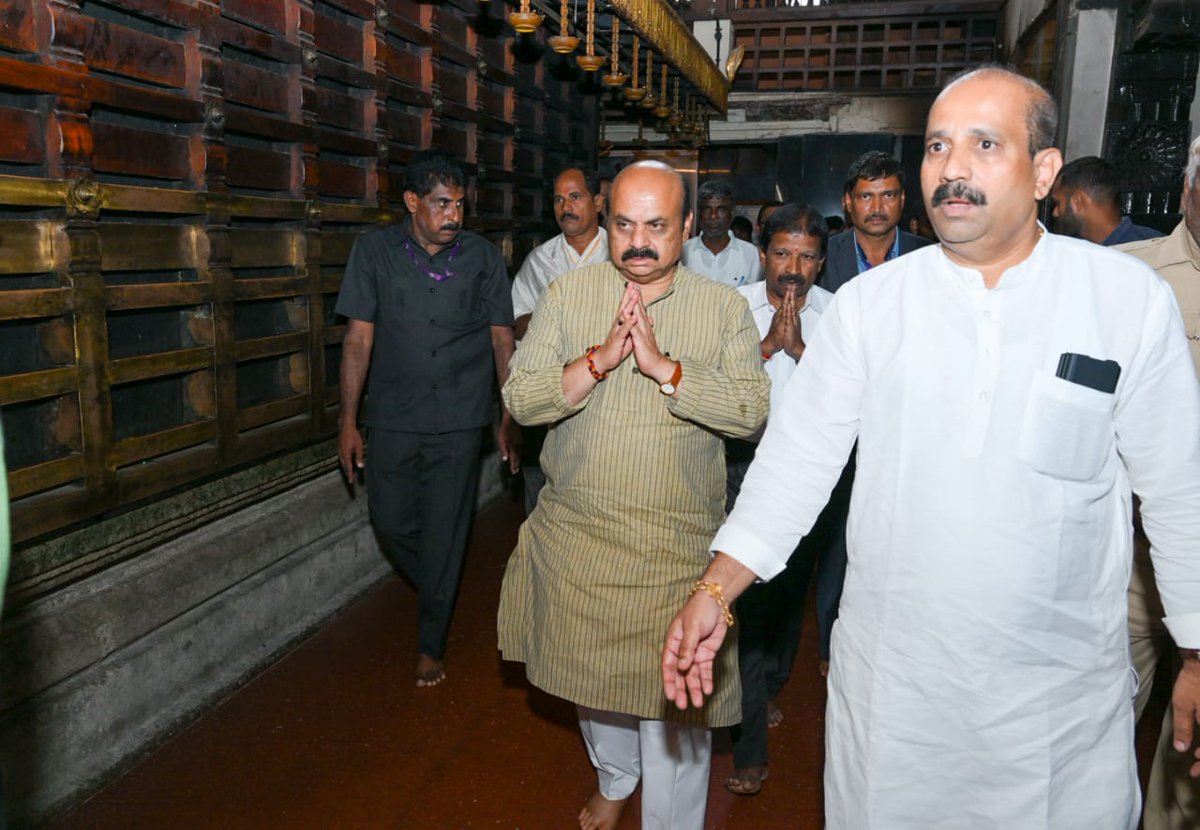 ಮುಖ್ಯಮಂತ್ರಿ <a href="/BSBommai/">Basavaraj S Bommai</a> ಅವರು ಇಂದು ಗುರು ಪೂರ್ಣಿಮೆ ಅಂಗವಾಗಿ ಉಡುಪಿಯ ಶ್ರೀ ಕೃಷ್ಣ ಮಠಕ್ಕೆ ಭೇಟಿ ನೀಡಿ ಶ್ರೀ ಕೃಷ್ಣನ ದರ್ಶನ ಪಡೆದರು. ನಂತರ ಪರ್ಯಾಯ ಕೃಷ್ಣಾಪುರ ಮಠಾಧೀಶ ಶ್ರೀ ವಿದ್ಯಾಸಾಗರತೀರ್ಥ ಶ್ರೀಪಾದರು ಅವರಿಂದ ಆಶೀರ್ವಾದ ಪಡೆದುಕೊಂಡರು.