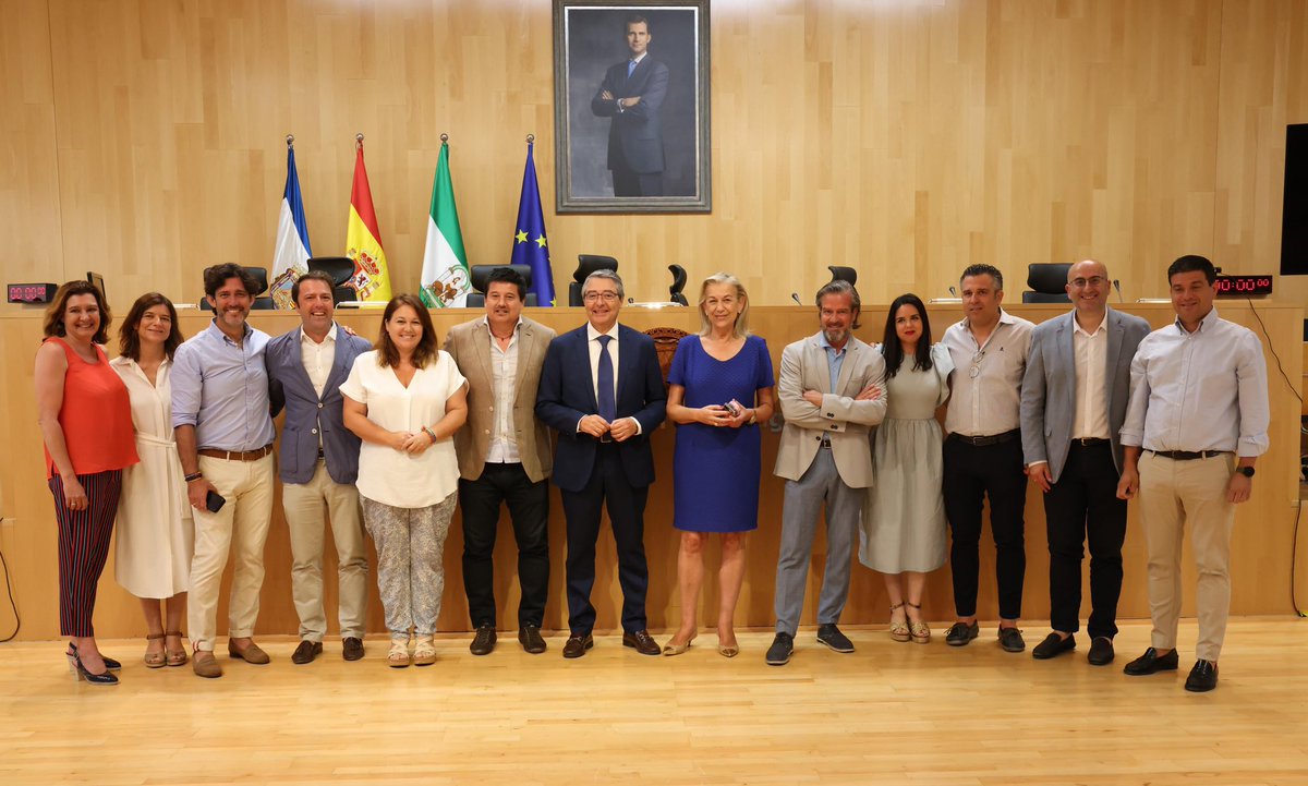 Francissalado's tweet photo. La provincia de Málaga pierde a dos grandes diputados: Kika Caracuel y Fran Oblaré. Os deseo lo mejor en vuestra nueva etapa como parlamentarios andaluces. Vuestra suerte será la de todos los andaluces. https://t.co/TRZH4o1gjo