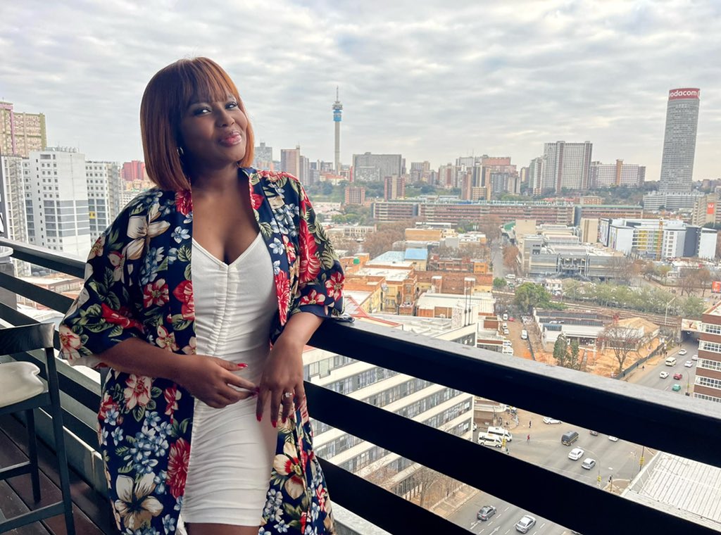 SimplyCarol8's tweet photo. Inner city Jozi at #HallmarkHouse with my @OldMutualSA family 💚 💫🎥 https://t.co/Co0ChVlZ0h