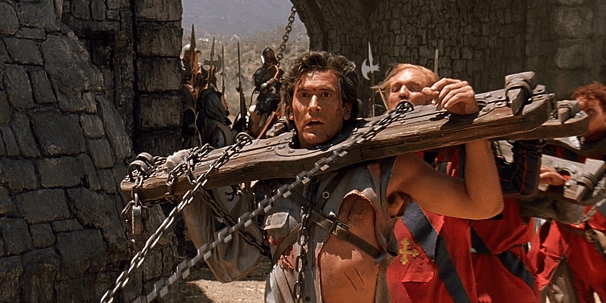 sergiruna's tweet photo. Army of Darkness (1992) - Punto y aparte en la saga de Evil Dead. Aquí se abandona el terror y el gore y Sam Raimi le da rienda suelta a su talento desde un enfoque más aventurero, más fantástico. La película no se toma en serio a sí misma y Bruce Campbell aún menos. https://t.co/KQ2InC3TSi