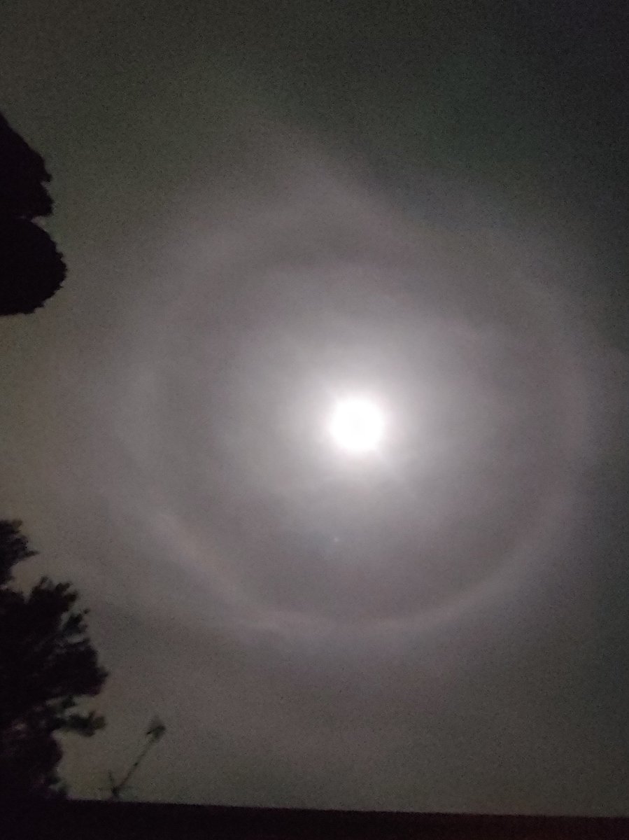 Spotted a large ring around the moon the other night, have you ever seen this before <a href="/TomMontalk/">Tom (montalk.net)</a> ?