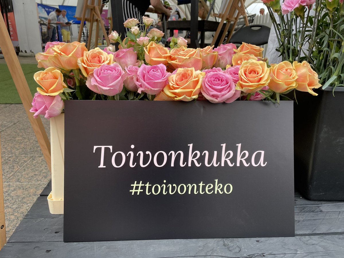 Toivo on tekoja❤️ Upeita naisia tärkeän asian äärellä. Kliinisen tutkimuksen määrärahat ovat vähentyneet merkittävästi. Se merkitsee, että Suomen asema syövänhoidon kärkimaana on historiaa. #toivonkukka #toivonteko #suomiareena2022