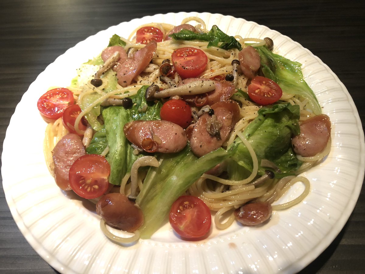 今夜もちょっぴり早めの晩御飯♪ 『野菜とウインナーのガーリックバター醤油パスタ』♪♪♪ という事で今夜も20:00〜のオープン♪