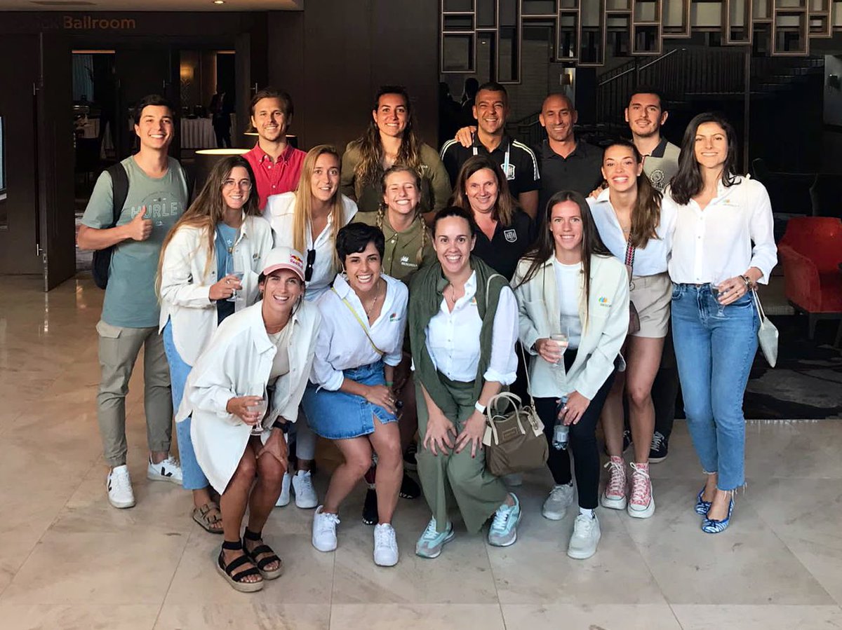 q_castellet's tweet photo. Increíble experiencia en Londres animando a la @selfutbolfem con las compañeras embajadoras de @iberdrola ! Lástima del resultado pero sabemos que les queda mucha guerra por dar en esta #WEURO2022 https://t.co/BhG4gpr6yU