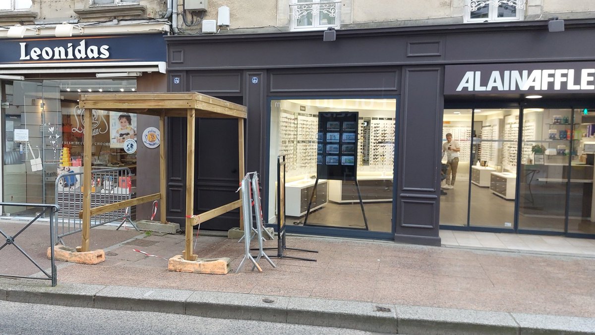 AlexisPalin's tweet photo. Le 19 Mars, la ville de #Bayeux est venue installer ces barrières pour "sécuriser" une entrée d'immeuble.
Voici le résultat, @BayeuxOfficiel ne veut pas reconnaître ses torts et réparer les dommages. @RenaissBayeux @OuestFrance14 @tendanceouest https://t.co/8b6q3jNCXA