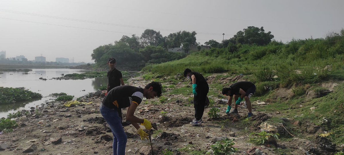 vrikshit's tweet photo. Around 30 vrikshit volunteers and some other people from two other NGOs recently conducted a drive and cleaned the Yamuna Ghat at kalindi kunj, Noida. We cleaned and accumulated around 150-200 kgs of garbages. https://t.co/3mwzOHECSV