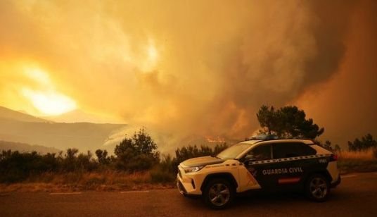 CarlosJSalgado's tweet photo. Que mientras en #Salamanca sufrimos una grave ola de incendios (con los vecinos de Monsagro fuera de sus casas), Mañueco y varios consejeros anden de vinos en Valladolid, es indignante.

Tiene uno la sensación de que a la Junta de CyL no le importamos absolutamente nada. https://t.co/66bWKDhMLe