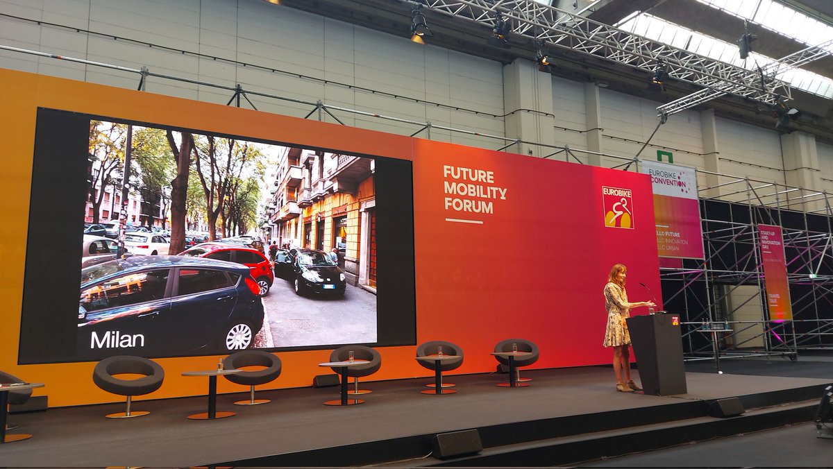 ilpinz's tweet photo. A Eurobike, @JSadikKhan presenta le best practice sull'uso dello spazio pubblico. Nella foto, Milano.
@BeppeSala @AriannaCensi https://t.co/Hwvtom1bQe