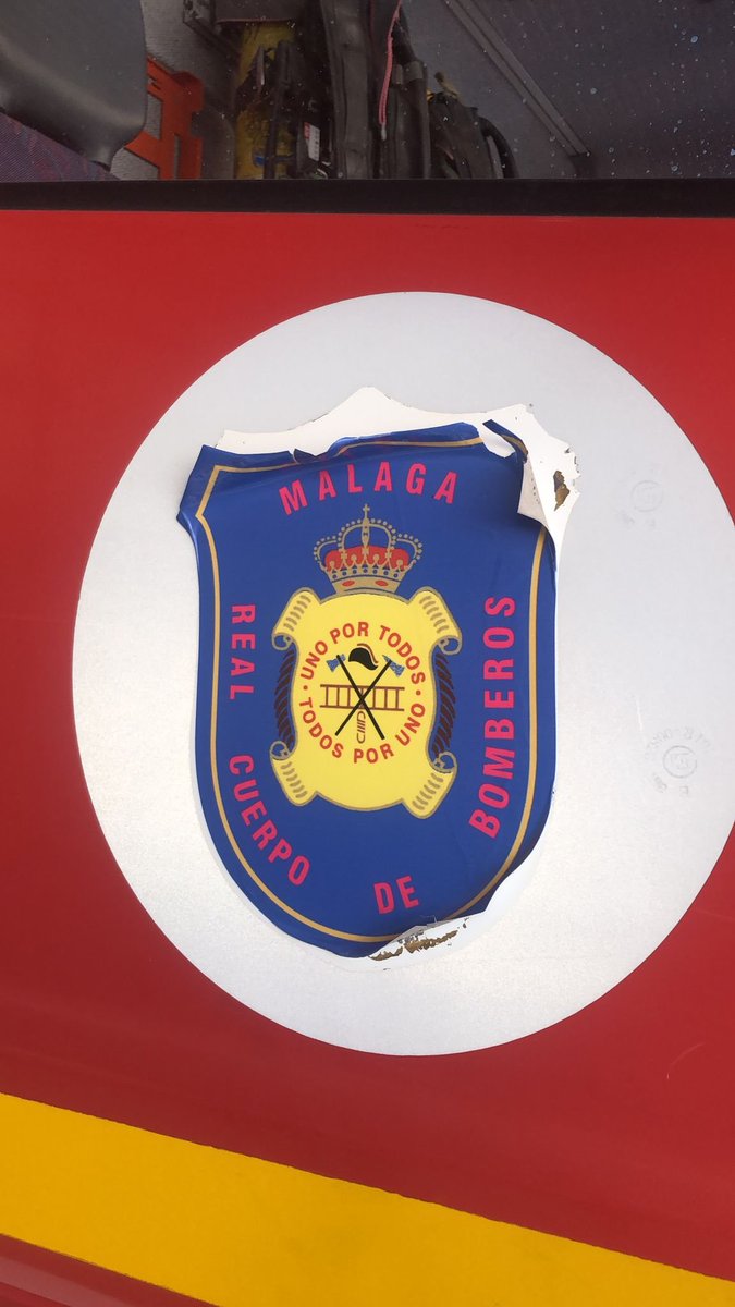 Dicen que una imagen vale más que mil palabras. Esta foto representa el estado actual del Real Cuerpo de Bomberos del <a href="/malaga/">Ciudad de Málaga</a>, que poco a poco se va cayendo a pedazos.

<a href="/AvelinoPP/">Avelino Barrionuevo</a> <a href="/jfgesp/">Jacobo Florido Gómez</a> <a href="/pacodelatorrep/">Paco de la Torre</a> <a href="/PPaytoMalaga/">PPaytoMalaga</a> 

💪👨‍🚒👩‍🚒🚒🚑 Seguimos en la lucha.