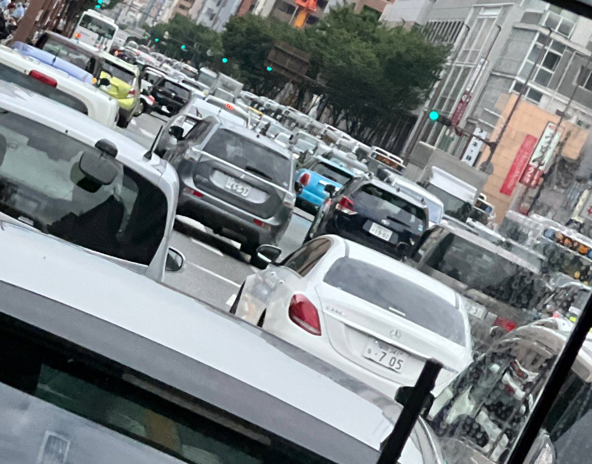 山笠の影響で天神～那の川までバスが並んでました。
1時間半遅れが多数