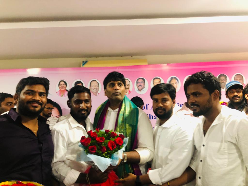 తెలంగాణా రాష్ట్ర ఫుడ్ కార్పొరేషన్ చైర్మన్ గా ఈ రోజు ప్రమాణస్వీకారం చేసిన సందర్భంగా, నాకు నా పెద్దన్న సామానులు *మేడే రాజీవ్ సాగర్ అన్నా* గారికి శుభాకాంక్షలు తెలియజేయడం జరిగింది.....💐💐 <a href="/KCRunofficial/">KCR Unofficial</a> <a href="/trspartyonline/">Bharat Rashtra Samithi</a>
<a href="/RaoKavitha/">Kavitha Kalvakuntla</a> @MedayRajeev