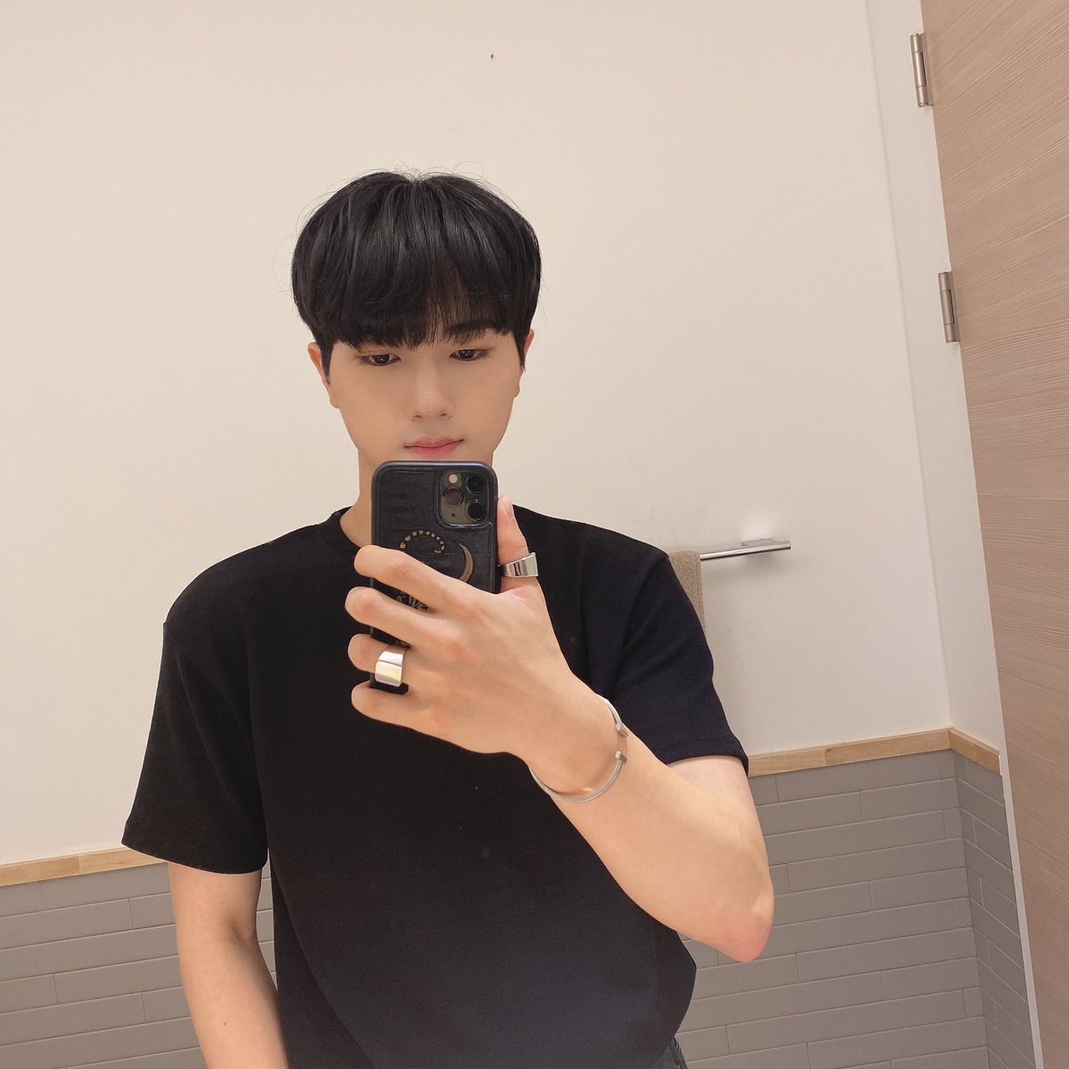 AIMERS_members's tweet photo. [ #도륜 ]

안녕하세요!!!  
벌써 만난지 3일이나 지났어용 ㅠㅠ
다들 벌써 보고싶어요 흐히힣
다들 건강 조심 하구 
좋은 모습으로 다시 봐요 !!! 
-깔끔 도륜-

#B3o1z #DORYUN #Trainees_at_B301 https://t.co/0Km1xVWWFj