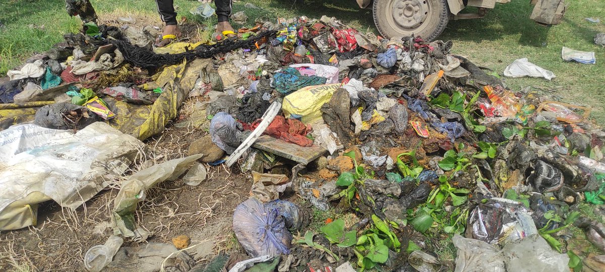 vrikshit's tweet photo. Around 30 vrikshit volunteers and some other people from two other NGOs recently conducted a drive and cleaned the Yamuna Ghat at kalindi kunj, Noida. We cleaned and accumulated around 150-200 kgs of garbages. https://t.co/3mwzOHECSV