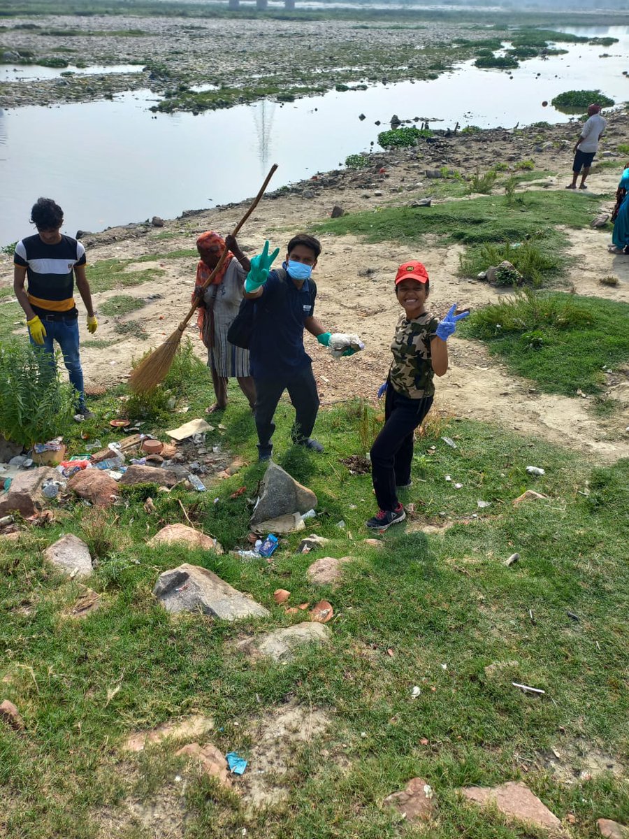 vrikshit's tweet photo. Around 30 vrikshit volunteers and some other people from two other NGOs recently conducted a drive and cleaned the Yamuna Ghat at kalindi kunj, Noida. We cleaned and accumulated around 150-200 kgs of garbages. https://t.co/3mwzOHECSV