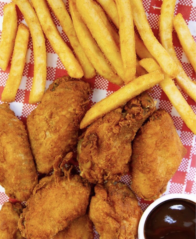 KrustysUg's tweet photo. The only time we disagree with sharing is caring🙈Order 6wings with fries and free drink at 15000 via https://t.co/mG4cJHgmJO or call 0706111110 delivery @EnzoFood https://t.co/ZRWwIwtlz0
