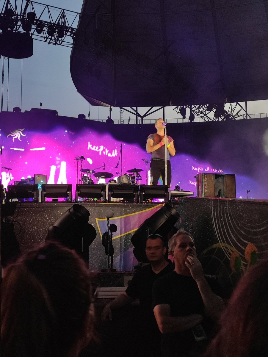 starfchris's tweet photo. Riesumando questo account per dirvi che ho ascoltato tutte le mie canzoni preferite dei Coldplay in live ho visto in faccia Chris Jonny Will e Guy continuo ancora a non crederci #ColdplayBerlin https://t.co/I34RSfucFw