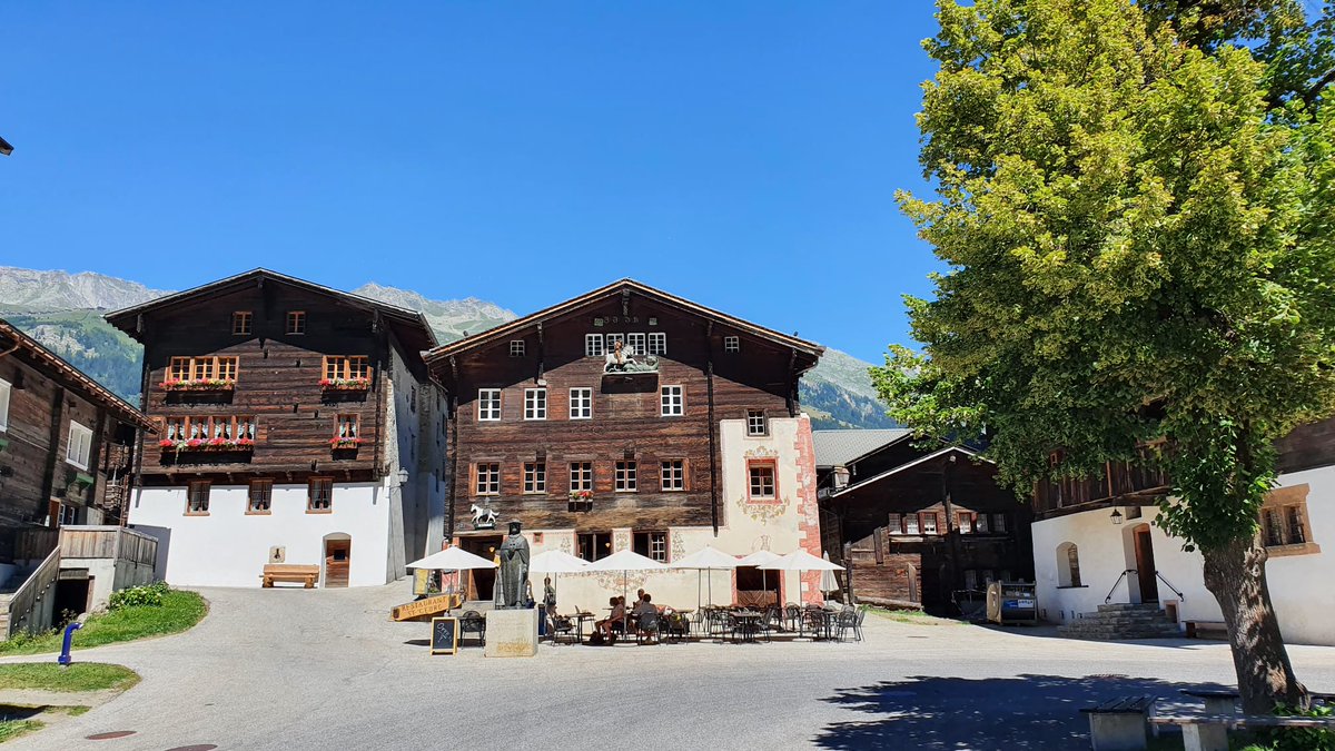 Alpenweerman's tweet photo. Gisteren 32 tot 33 °C in het dal en vandaag gaan we daar weer wat overheen. "Ab in den Bergen" is dus het motto. Onderweg  in het #Goms het oostelijke deel van het Rhonedal in #Oberwallis. Het dorpje #Ernen (1060m) met zich op het #Finteraarnhorn https://t.co/pKJuSE3342