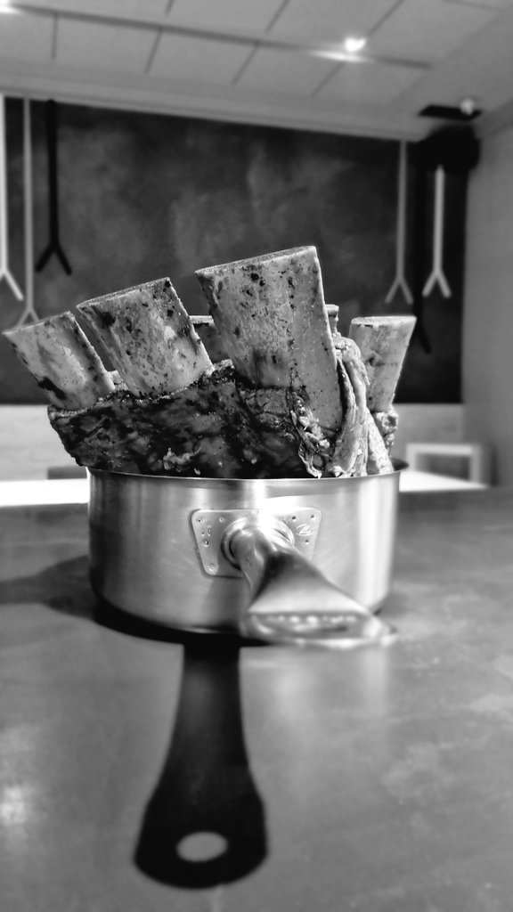 NovaRestaurante's tweet photo. Brutalidade e delicadeza ó mesmo tempo🤎🔥😚🔪
#interior #producto #espacio #restaurante #campo #ecológico #cociña  #productores #oficio #galicia #gastronomia #tradición #respeto #ourense #cociñaderaices #gruponove #sostenible #monte #cocina #cena #gastronomy #conciencia  #año10 https://t.co/38BE2RdXQp