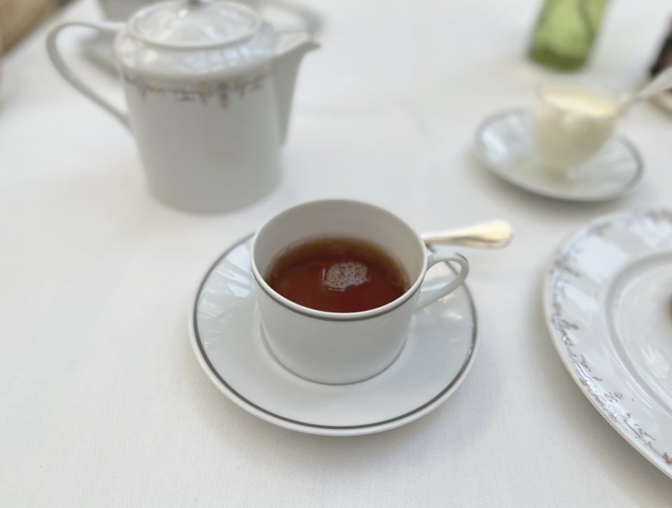 teatimeensamble's tweet photo. HOTEL RITZ❤️

Afternoon Tea 🍰🫖✨

母校にてティータイム✨

サーモン、ラタトゥユ、ハムとチーズのサンドイッチ🥪

��レンゲに包まれたピスタチオのムース🍰

石窯で焼かれたプレーンとチョコレートのスコーンにフレッシュクリーム🧁

リッツのオリジナルブレンドのお紅茶と☕︎

至高の美味しさ❤️ https://t.co/uxdudObaUp