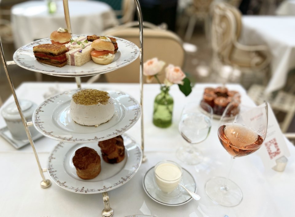 teatimeensamble's tweet photo. HOTEL RITZ❤️

Afternoon Tea 🍰🫖✨

母校にてティータイム✨

サーモン、ラタトゥユ、ハムとチーズのサンドイッチ🥪

��レンゲに包まれたピスタチオのムース🍰

石窯で焼かれたプレーンとチョコレートのスコーンにフレッシュクリーム🧁

リッツのオリジナルブレンドのお紅茶と☕︎

至高の美味しさ❤️ https://t.co/uxdudObaUp