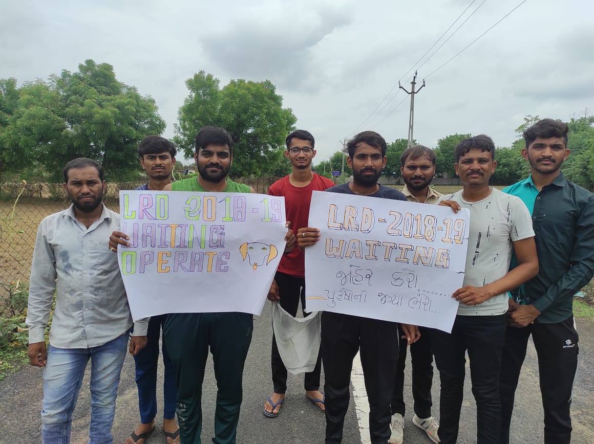 Chintannirdosh4's tweet photo. #LRD_WAITING માટે ટૂંક સમય કેટલો ટૂંકો એ જાણ્યા વિના આંદોલન પરત ખેંચવામાં આવશે નહિ એટલે પહેલા જાહેરાત પછી આંદોલન પૂર્ણ ત્યાં સુધી આંદોલનકારીઓ લડી લેવાના મૂડમાં છે @HitalParekh2 @Janak_Sutariyaa @RonakABPAsmita @Gopal_Italia @golanihemant @DixitGujarat @hdraval93 @VikasSahayIPS https://t.co/cmlqo8VGFV