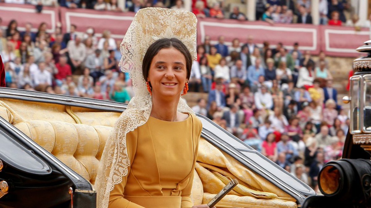 Victoria Federica dispuso de 'tarjeta black' que le dio Juan Carlos I. Se gastó con su hermano Froilán 250.000€. Su puesta de largo nos costó 100.000€. Su colección de bolsos 30.000€. Se acaba de marchar de vacaciones a Ibiza por más de 1.000€ la noche. Parásita.