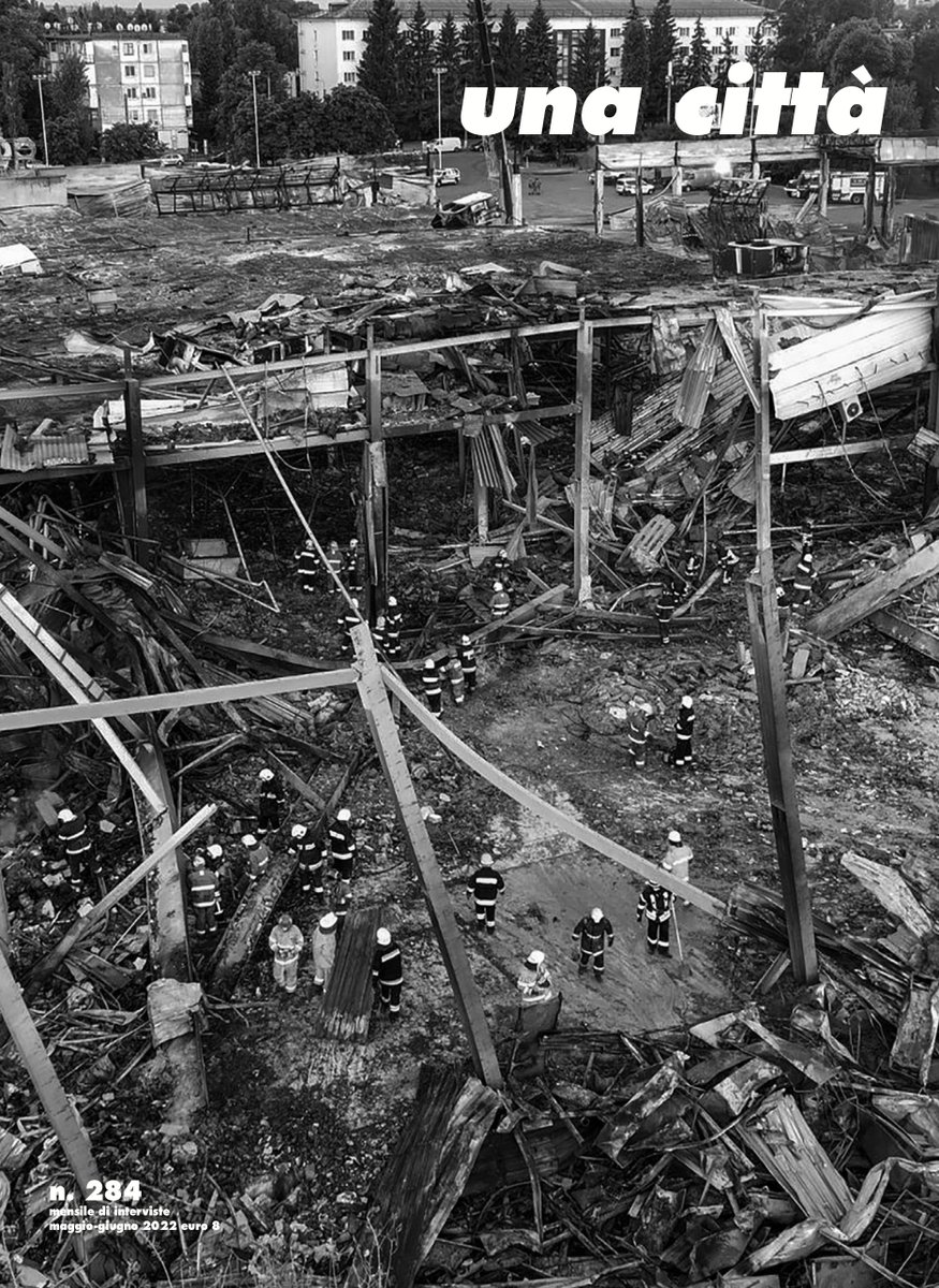 Dedichiamo la copertina del n. 284 alle vittime dell’ennesimo crimine di guerra commesso dall’esercito russo: un missile diretto a un supermercato. Ma chiediamocelo: ci fa impressione? Non è che ci stiamo abituando a credere che la guerra si fa così? 
unacitta.it/it/sommario/30…