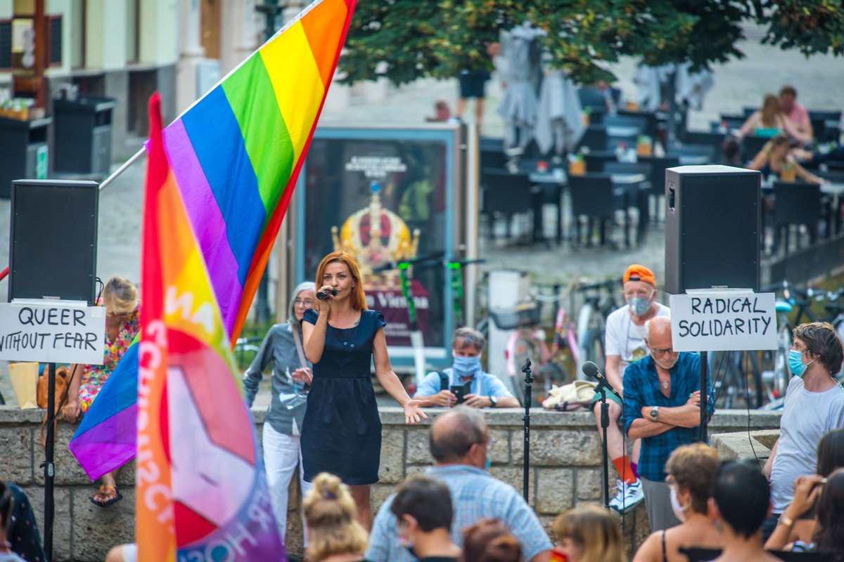 TRANS RIGHTS ARE HUMAN RIGHTS: Jeder Mensch hat Recht auf Selbstbestimmung über eigenen Körper u Recht, frei eigene Geschlechtsidentität zu leben.Trans-Rechte u Frauenrechte dürfen nicht gg ausgespielt werden. Wurzel des Übels haben sie gemeinsam:  patriarchale Machtverhältnisse.