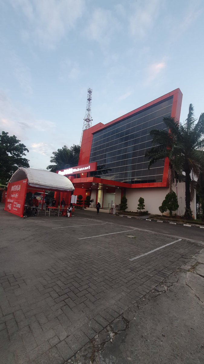 idetopik's tweet photo. Alhamdulillah hari ini dapat pengalaman yang kurang nyaman atas pelayanan di tempat ini. Mulai dari antrian, proses dan petugasnya. Semoga ke depan lebih baik lagi dalam layanan migrasi 3G ke 4G dengan konsumen yang membludak. Tks

@TelkomCare @Telkomsel https://t.co/ekaUXsVLuB