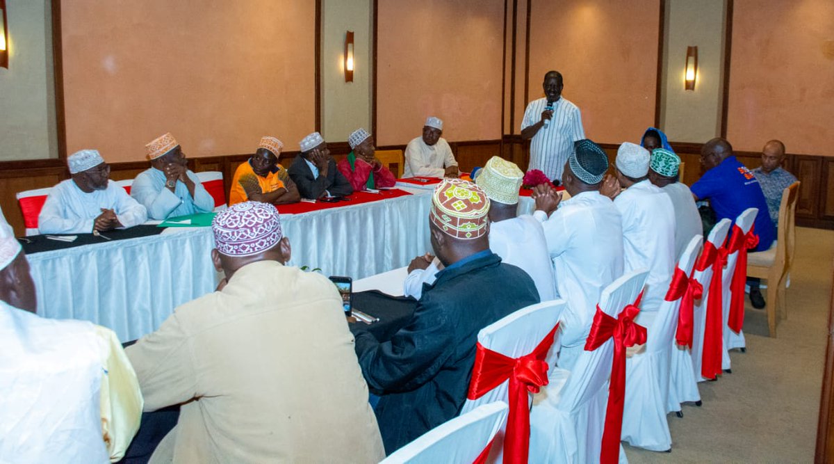 HassanMsa99's tweet photo. RT Hon. Raila Odinga has met with religous leaders on Kwale.
#VoteBlue #AzimioInKwale #Inawezekana https://t.co/EjXojlTJJg