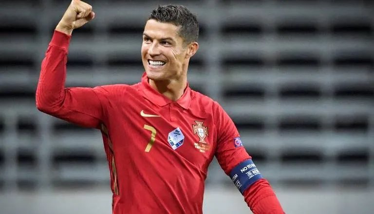 FrankKhalidUK's tweet photo. When Cristiano Ronaldo was 28 years old, he had 339 career goals.

At 37, he sits on 815. 

Crazy to think in a space of just 9 years when most players are close to retiring, CR7 scored 476 goals. https://t.co/8bFLAtNuIl