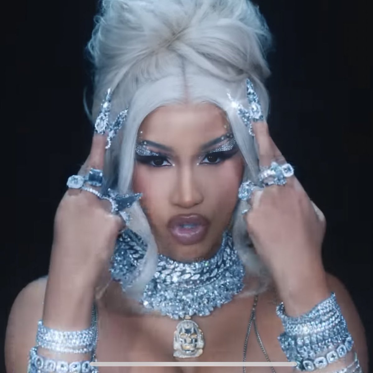 stan_thebaddest's tweet photo. ๐๐ Obsessed with this look from the Hot Sh*t Music Video!! Cardi damn done did it again ๐ฅ #cardi #CardiB #CardiYeDurk #CardiHot #kanye #LilDurk https://t.co/kTiCMy9pMj
