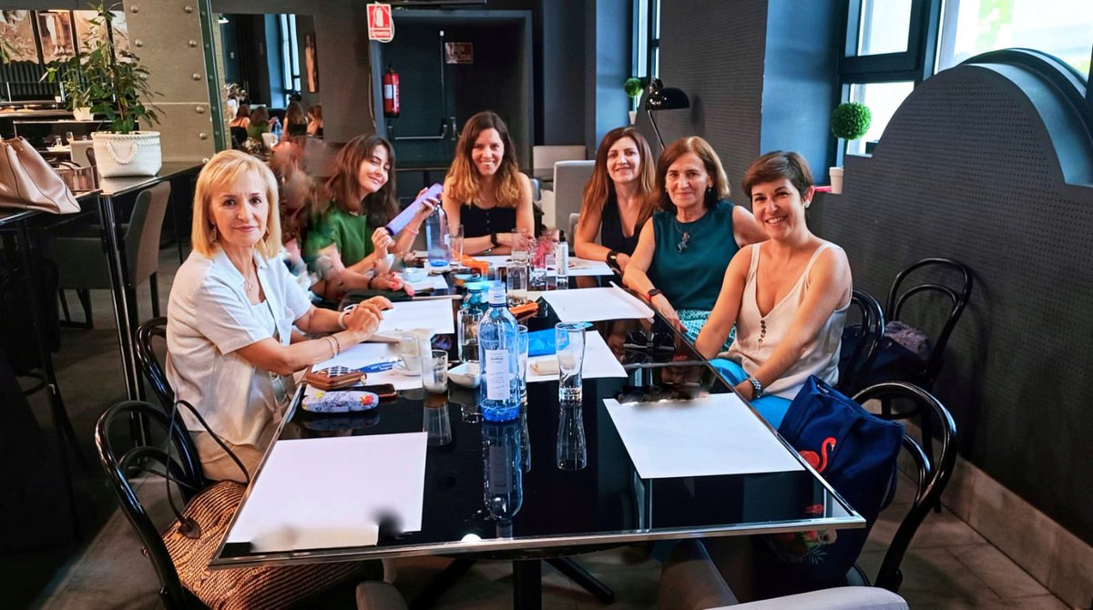 [ÁREA MUJER] Ayer celebramos la última reunión de la temporada, antes de tomarnos un merecido descanso, para volver en septiembre a debatir y preparar actividades para todas. Desde el Área de la Mujer os deseamos un feliz verano! #AbogacíaComprometida