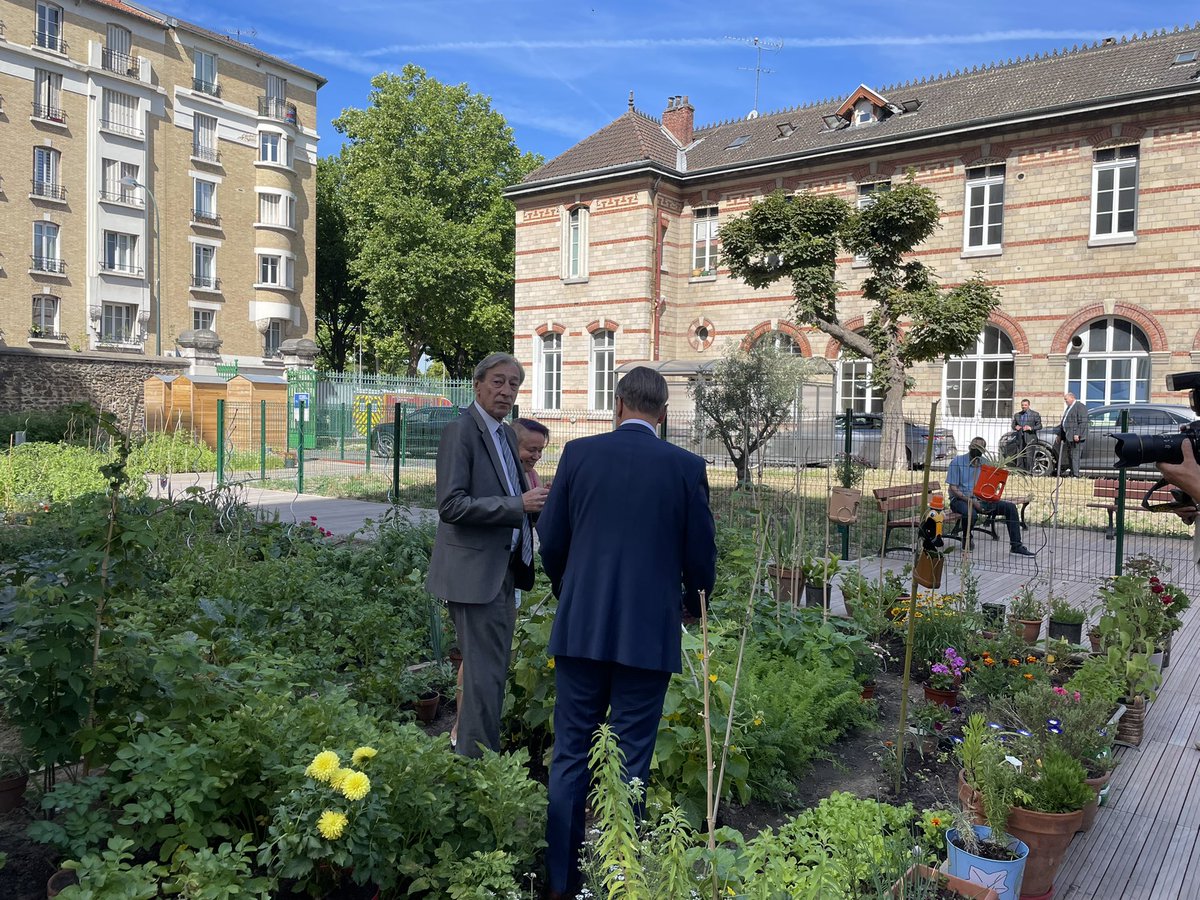 DANIRIPART's tweet photo. Visite de #GeorgesSiffredi président conseil départemental #HautsdeSeine , de @RMuzeau aux #jardinsfamiliaux de #Roguet #clichy 👉🏼projet inclusif, familial et #ecologique #naturellement 🌎🍓🌻👨‍👨‍👦🍅 https://t.co/3c10kVgV7z