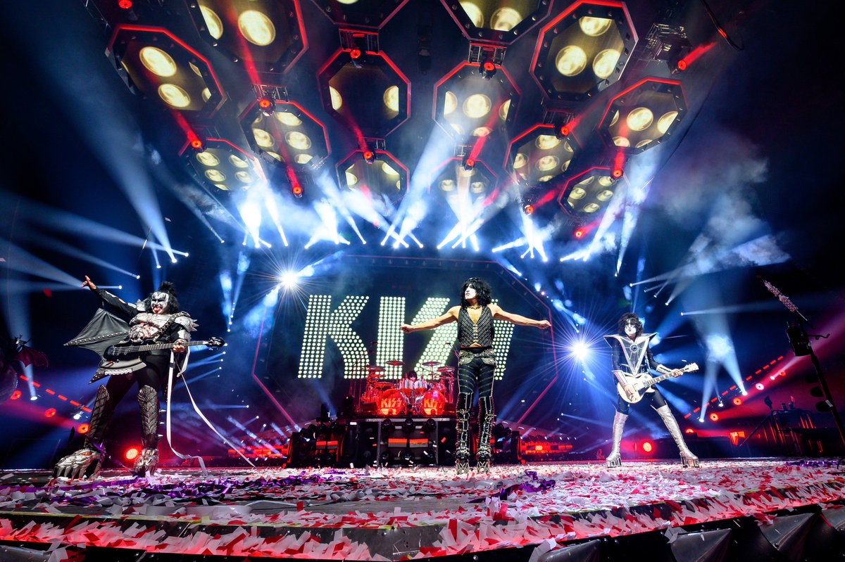 kiss's tweet photo. #PRAGUE! You're NEXT! Let us hear you tonight! Get Crazy! See you at the @o2arenapraha! #EndOfTheRoadTour #CzechRepublic https://t.co/MZKFncXQHt