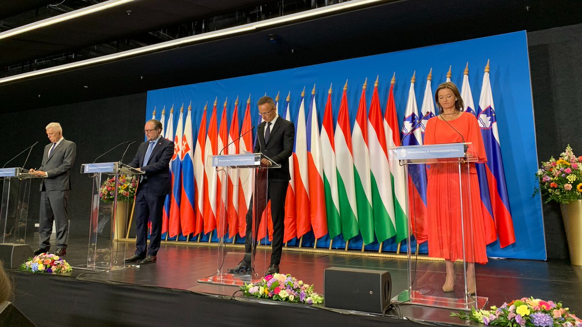 MZEZ_RS's tweet photo. Na pobudo 🇸🇮 so države #Central5 podpisale pismo, v katerem komisarja za širitev @OliverVarhelyi &amp; visokega predstavnika @JosepBorrellF pozivajo, da decembra na vrhu voditeljev podprejo status kandidatke #BiH 🇧🇦. Napredek Zahodnega Balkana na #EU poti je za 🇸🇮 strateškega pomena. https://t.co/uckHifuoUk