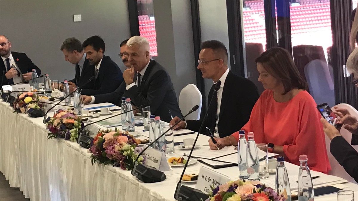 MZEZ_RS's tweet photo. Na pobudo 🇸🇮 so države #Central5 podpisale pismo, v katerem komisarja za širitev @OliverVarhelyi &amp; visokega predstavnika @JosepBorrellF pozivajo, da decembra na vrhu voditeljev podprejo status kandidatke #BiH 🇧🇦. Napredek Zahodnega Balkana na #EU poti je za 🇸🇮 strateškega pomena. https://t.co/uckHifuoUk