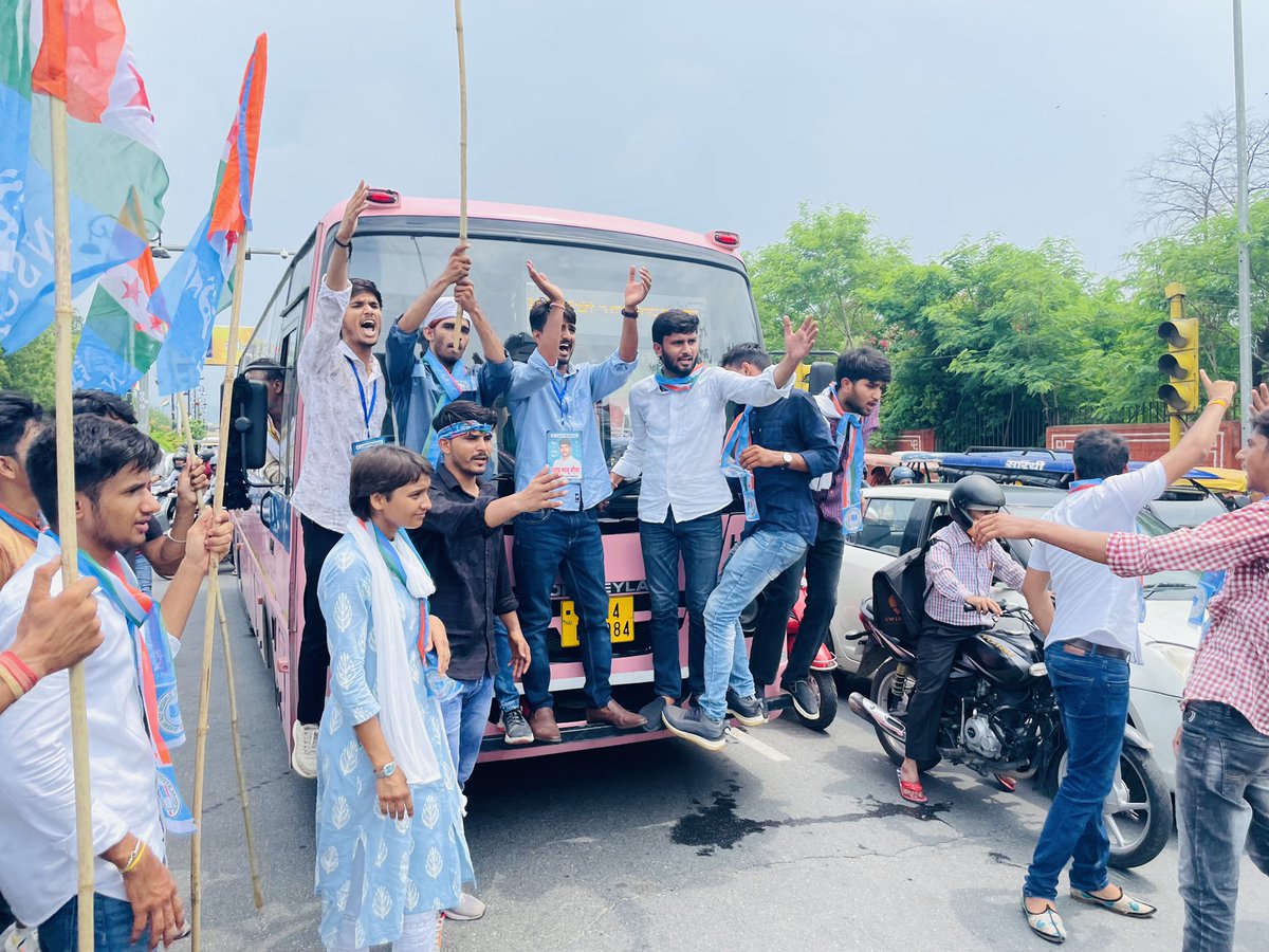 Ritubarala's tweet photo. सरकार द्वारा सड़क व अन्य कार्यों के लिये महाराजा महाविद्यालय व गोखले छात्रावास क़े परिसर की 10,750 वर्ग मीटर ज़मीन अवाप्ति करी जा रही है जिसका हम सभी छात्र पुरज़ोर विरोध करते हैं और आज Nsui द्वारा प्रदर्शन करके सवाई मानसिंह रोड जाम की तथा गिरफ़्तारी दी #saveeduction #savemaharaja https://t.co/kJqsdKOUXV