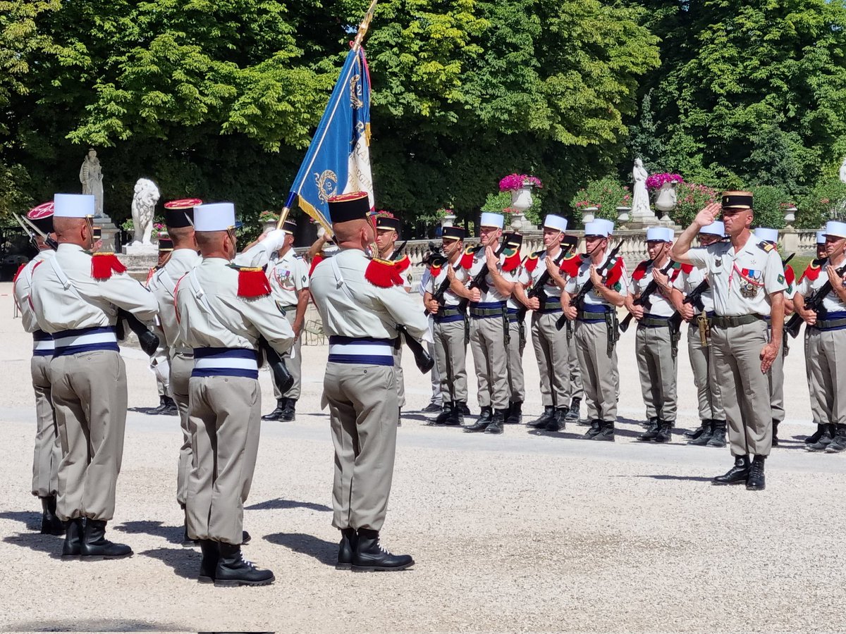 HenriWeill's tweet image. Traditionnelle prise d'armes de la #LégionEtrangère ce matin dans les jardins du Luxembourg (Paris) en présence des sapeurs du #2eREG qui défileront demain sur les #ChampsElysees en compagnie de la #MLE
@Emdupuy @LegionEtrangere @CDC_2eREG