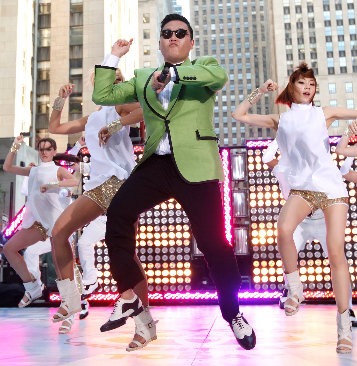📢 Tickets now on sale for Hallyu! The Korean Wave.

Join us to celebrate the colourful and dynamic popular culture of South Korea through cinema, drama, music, fandom, beauty and fashion. 🌊 

Members go free.
Book tickets now – fal.cn/3qcbU

#KWaveLondon