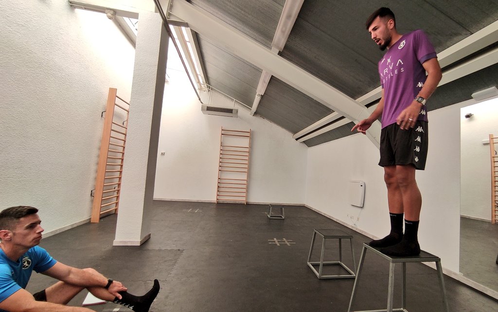 CyDLeonesa's tweet photo. 🏫 𝗖𝘂𝗿𝘀𝗼 𝟮𝟮/𝟮𝟯

📚 Los alumnos ya están en clase, compartiendo anécdotas del verano y poniéndose manos a la obra

#AúpaCultu 
#PretemporadaCyDL https://t.co/Ch7hGqtMKH