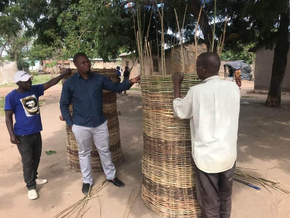MalemboLE's tweet photo. TEKNOLOJIA NA KILIMO.

Kilimo kinahitaji njia bora na za uhakika za kutunza au kuhifadhi mazao baada ya kuvuna. Pale ambapo njia hizi siyo rafiki, hukwamisha maendeleo ya shughuli za kilimo. 

Kwenye picha, ni uhifadhi wa asili katika jamii za #Wasukuma ujulikanao kama "#MALULI" https://t.co/sPaXawc8cZ