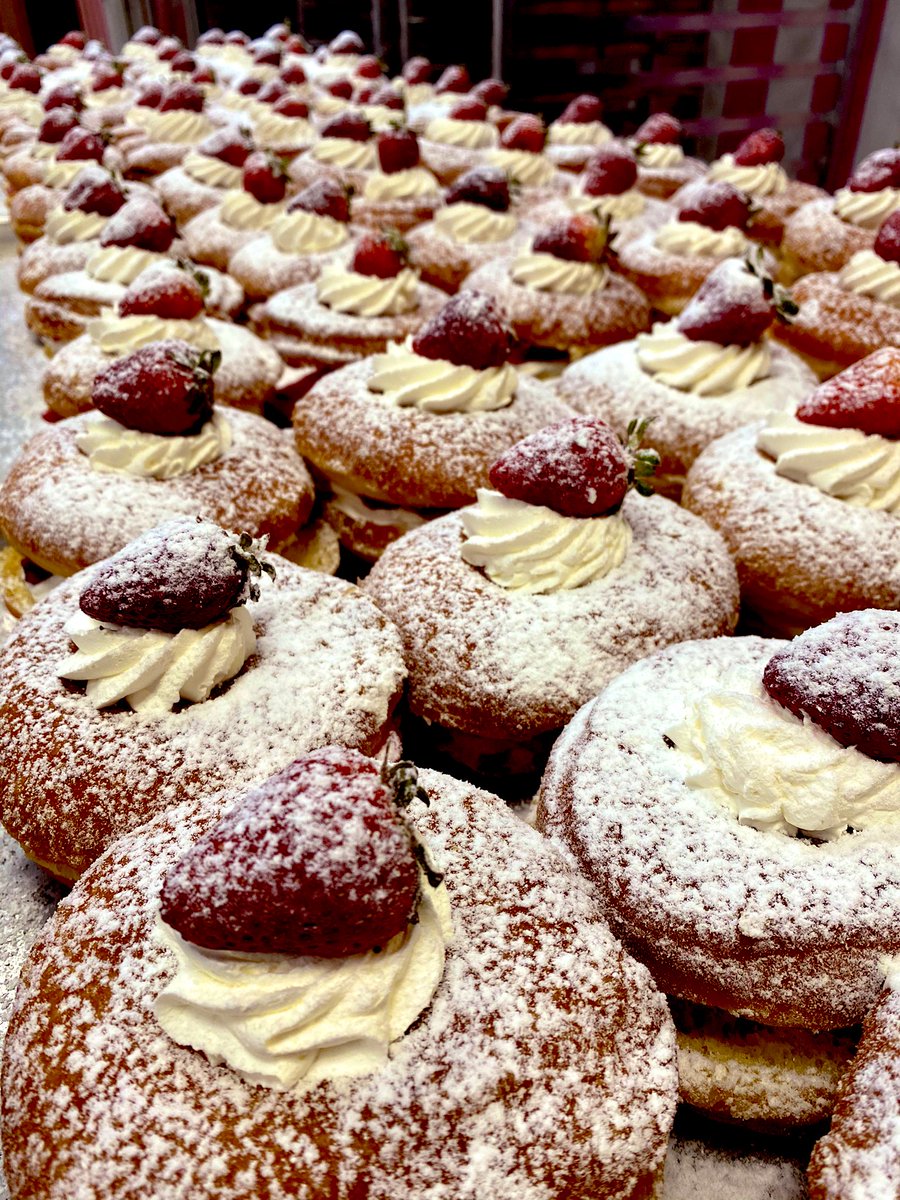 lsanchezzzz_'s tweet photo. I love what I do. β₯οΈπ© #bakingislife https://t.co/HrJhUiY1Oe