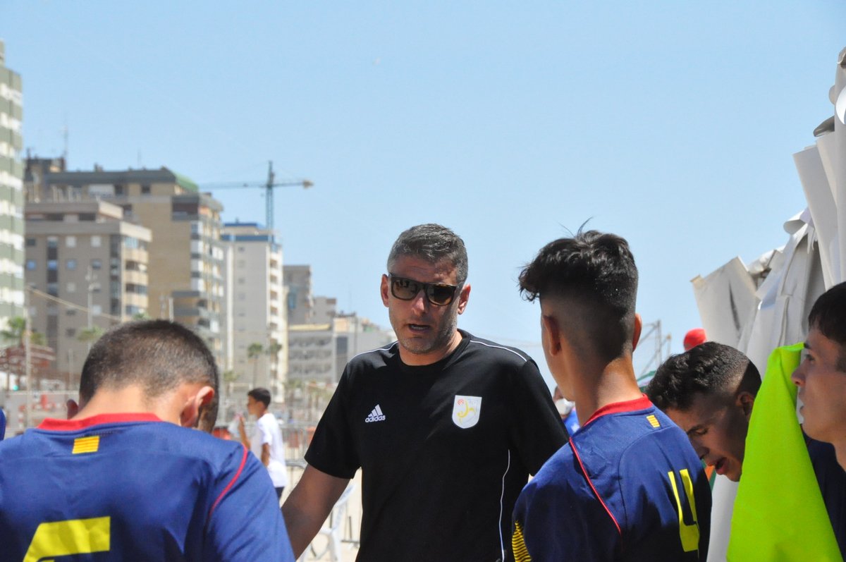 FCF_CAT's tweet photo. 🎥 #FCFTV | 🗣️ @12Fontecha: "Debutar amb victòria al Campionat d'Espanya serà vital"

🤩 Assegura que el seu equip arriba en un bon moment de forma i somia en arribar el més lluny possible

🎦 https://t.co/cSSqdSqgQP

🔗 Més a https://t.co/2Z1bsdJK0J

#SeleccionsCAT #futbolplatja https://t.co/IxCgPRtbfv