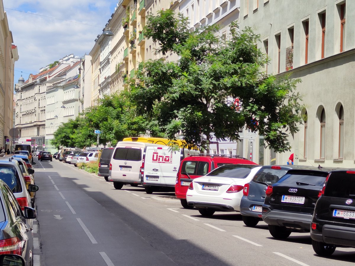 wolf_kamp's tweet photo. #GrüneStraßen vs. #SPÖ_Asphalt. Umbauten #Blumauergasse 2019 vs. #Rotensterngasse 2021.
#Hitze in #Leopoldstadt.
Als Erinnerungstweet für d nächste Wahl, bezüglich des Unterschieds einer Grünen zu einer roten Bezirksvorstehung. #BV2025 @grueneleo @bernhard_seitz #BVLichtenegger https://t.co/2zv92PZR29