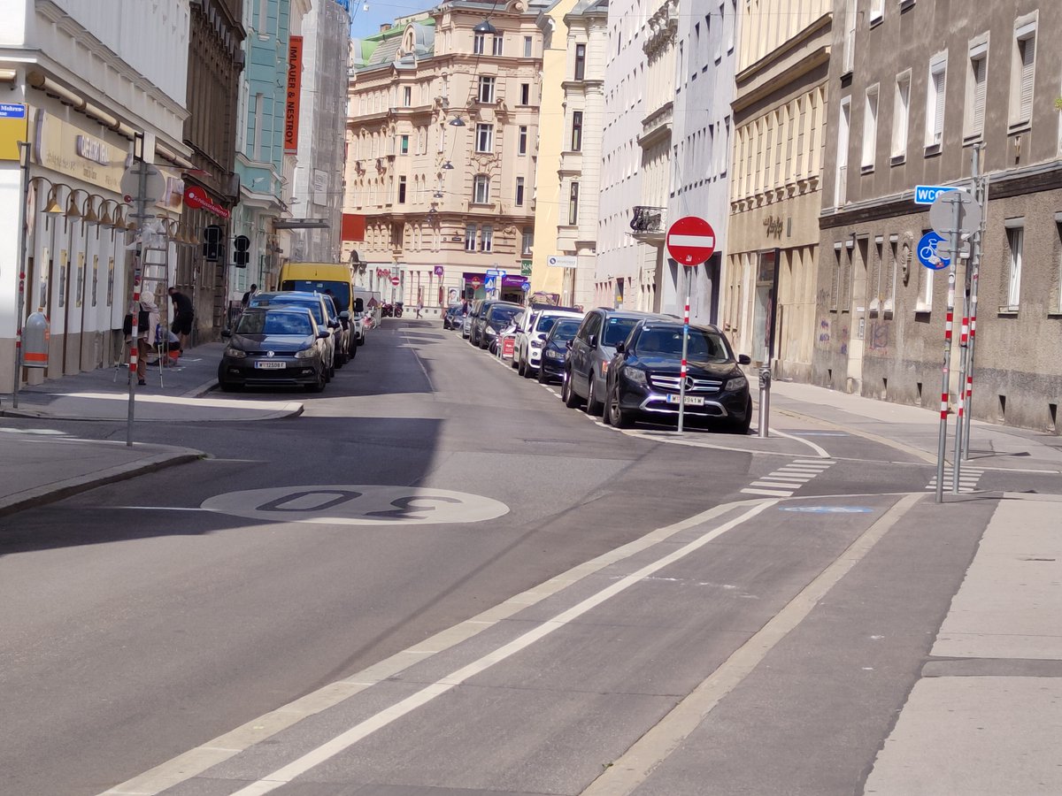 wolf_kamp's tweet photo. #GrüneStraßen vs. #SPÖ_Asphalt. Umbauten #Blumauergasse 2019 vs. #Rotensterngasse 2021.
#Hitze in #Leopoldstadt.
Als Erinnerungstweet für d nächste Wahl, bezüglich des Unterschieds einer Grünen zu einer roten Bezirksvorstehung. #BV2025 @grueneleo @bernhard_seitz #BVLichtenegger https://t.co/2zv92PZR29