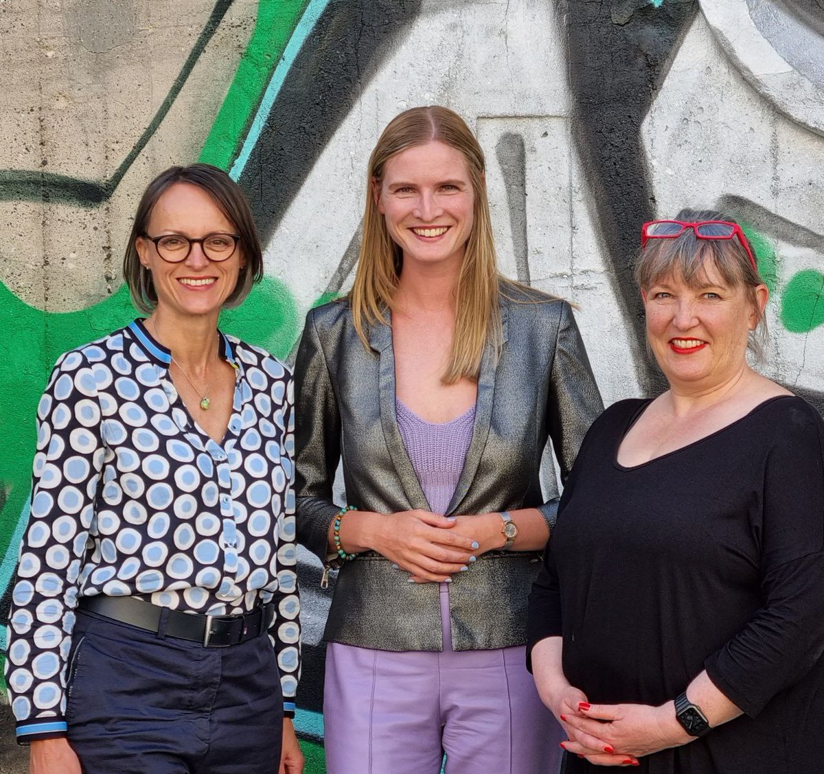 BVMed_Digital's tweet photo. Bei unserem gestrigen @BVMed DubTrain-Event ist es endlich zu einem GetTogether des neuen Sprecherinnen-Teams des Fachbereichs #Daten gekommen. Ich freue mich sehr, in den kommenden zwei Jahren mit @Delia_Strunz und @FrauMaier das Thema aktiv zu gestalten. https://t.co/YCmWjEyv74
