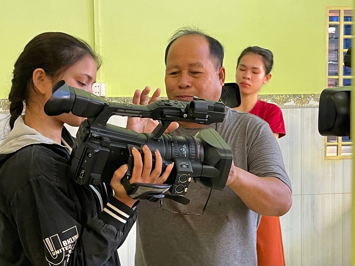BophanaCenter's tweet photo. The project "Arts of Visibility and Positive Social Change"#Indigenoustrainees training on the documentary filmmaking and multimedia at Ratanakiri Province. Now they are starting study on the techniques of the camera.
#CIPO @voicetweetz @OxfamKH @FordFoundation @HBSNairobi https://t.co/7zmikb3Eiz