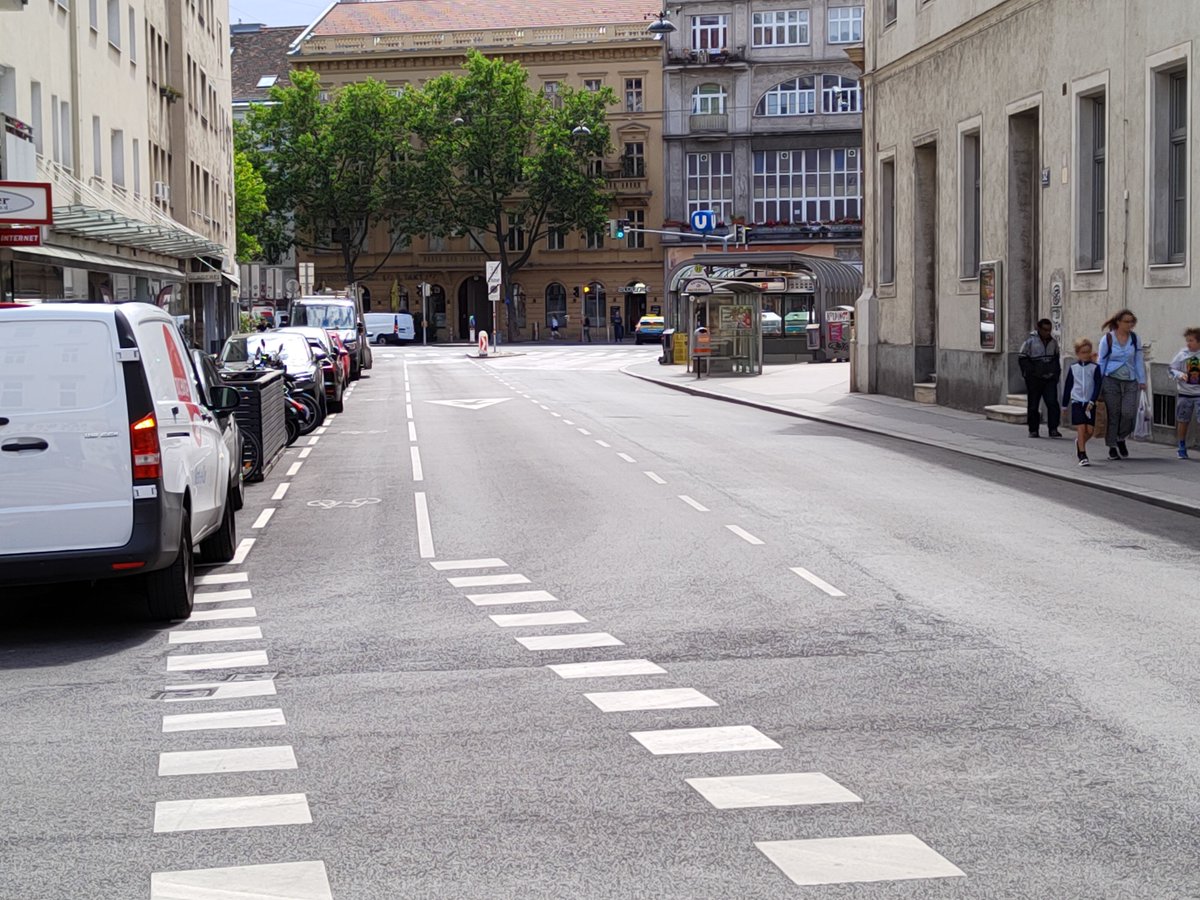 wolf_kamp's tweet photo. #GrüneStraßen vs. #SPÖ_Asphalt. Umbauten #Blumauergasse 2019 vs. #Rotensterngasse 2021.
#Hitze in #Leopoldstadt.
Als Erinnerungstweet für d nächste Wahl, bezüglich des Unterschieds einer Grünen zu einer roten Bezirksvorstehung. #BV2025 @grueneleo @bernhard_seitz #BVLichtenegger https://t.co/2zv92PZR29